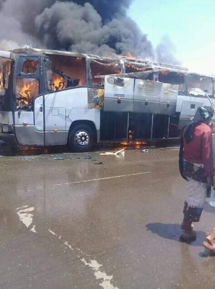 Yemen'de yolcu otobüsü yandı: 3 ölü 7 yaralı