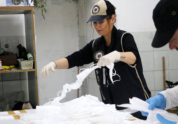 İzmir'de bir iş yerinde 1.500 maske ele geçirildi