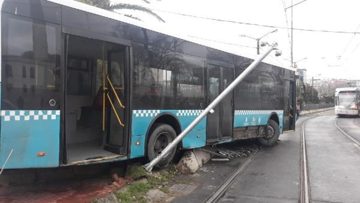 Aksaray'da kontrolden çıkan otobüs, tramvay yoluna girdi