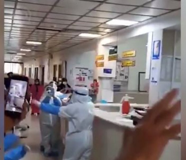 İran'da doktorlar hastanede göbek attı