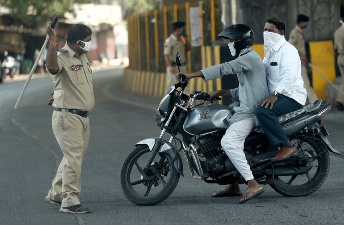 Hindistan'da yasağa uymayanlara polisin sert müdahalesi