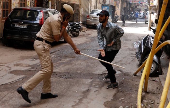 Hindistan'da yasağa uymayanlara polisin sert müdahalesi