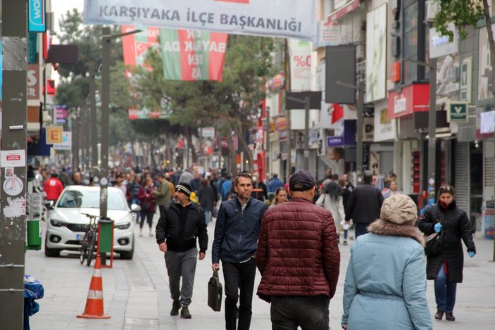 İzmir'de salgına rağmen sokaklar boş kalmadı