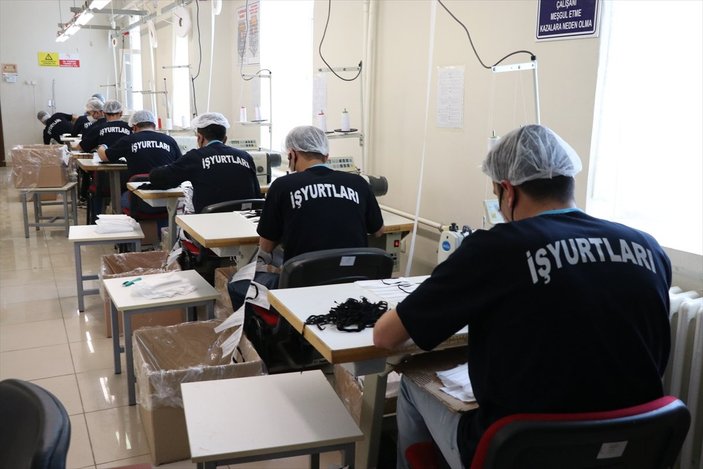 Niğde'de mahkumlar günlük 20 bin maske üretiyor