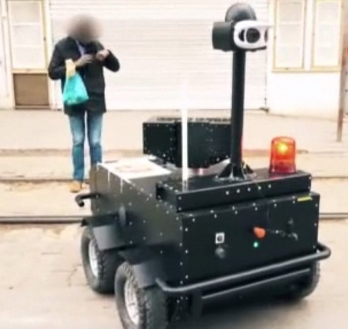 Sokağa çıkma yasağını delenlere robotlu uyarı