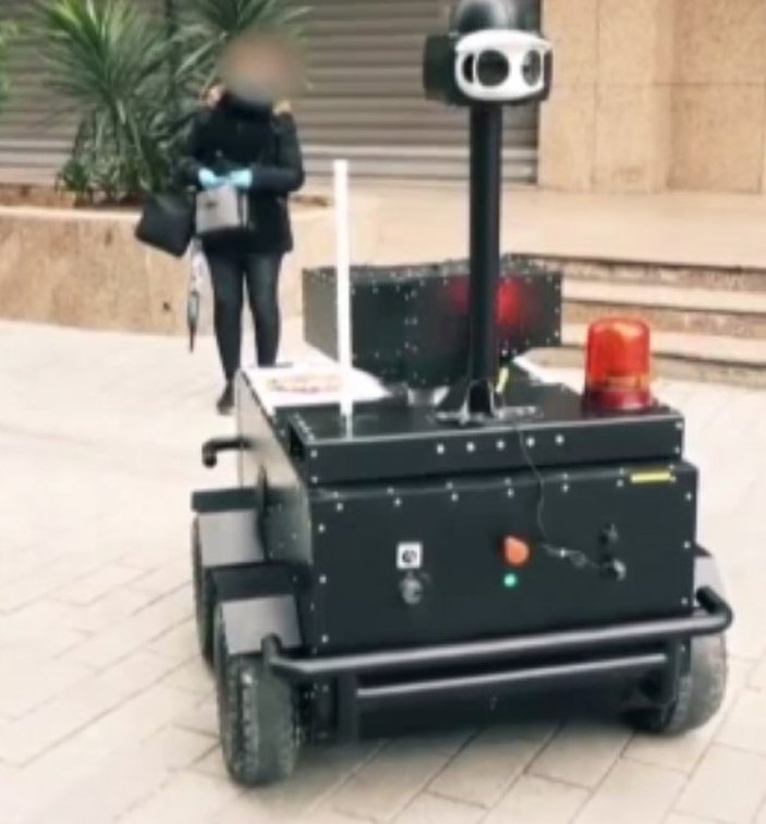 Sokağa çıkma yasağını delenlere robotlu uyarı