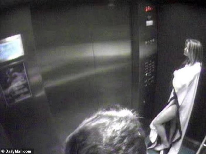 Elon Musk’ın ünlü oyuncuyla asansör kaçamağı
