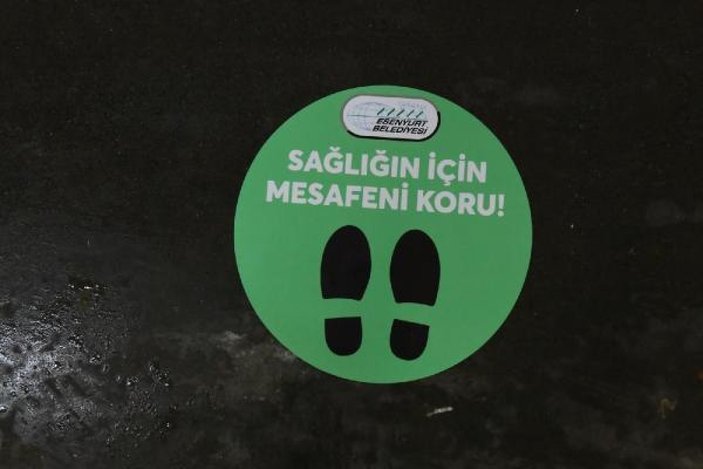 İstanbul'da 'sosyal mesafeni koru' çıkartmaları
