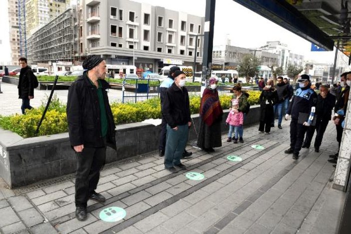 İstanbul'da 'sosyal mesafeni koru' çıkartmaları