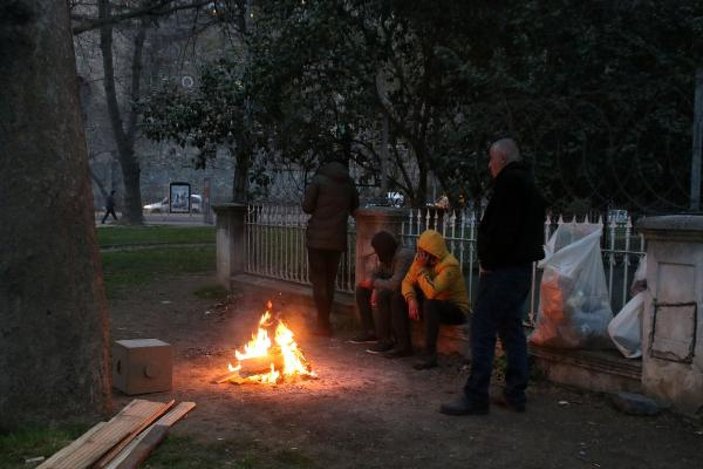 İstanbul sokaklarında evsizlerin koronavirüs tedirginliği