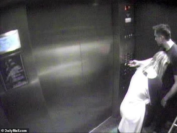 Elon Musk’ın ünlü oyuncuyla asansör kaçamağı