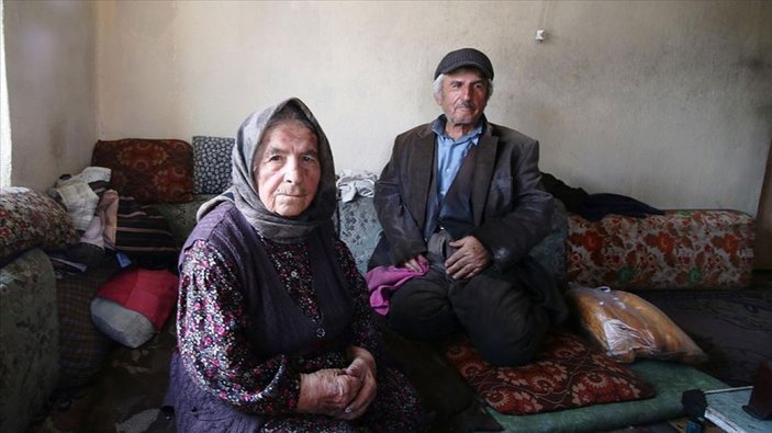 Emine nine, 69 yaşındaki engelli oğluna bakıyor