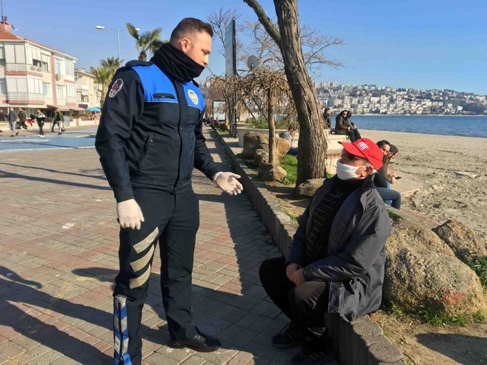 Polisten engelli vatandaşlara işaret diliyle evde kal çağrısı