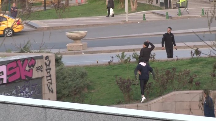Ankara'da liselilerin taş ve sopalı laf atma kavgası