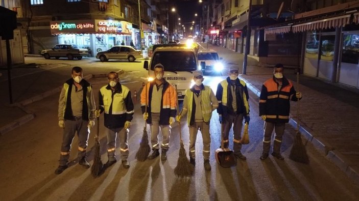 İzmir'de temizlik işçileri 'Evde Kal' uyarısı yaptı