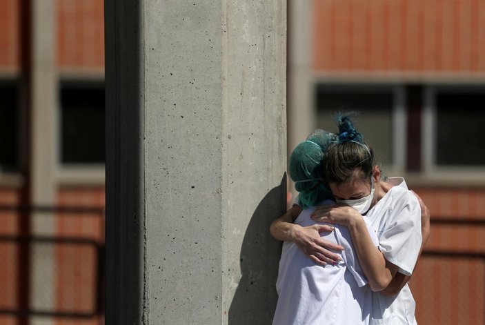İspanya'da son 24 saatte 832 kişi hayatını kaybetti