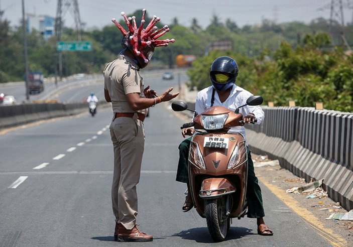 Hindistan'da polis, korona kaskı giydi