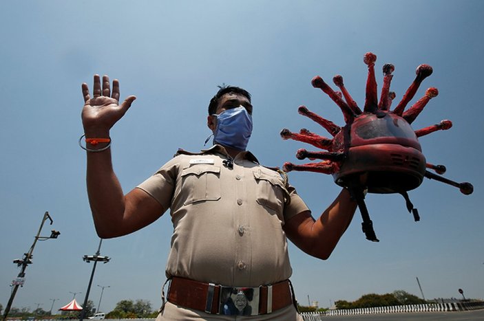 Hindistan'da polis, korona kaskı giydi