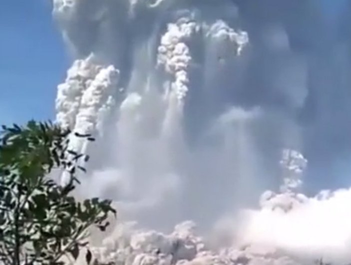 Endonezya'da Merapi Yanardağ'ı patladı
