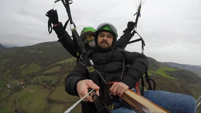 Samsunlu müzisyen yamaç paraşütü yaparken kemençe çaldı