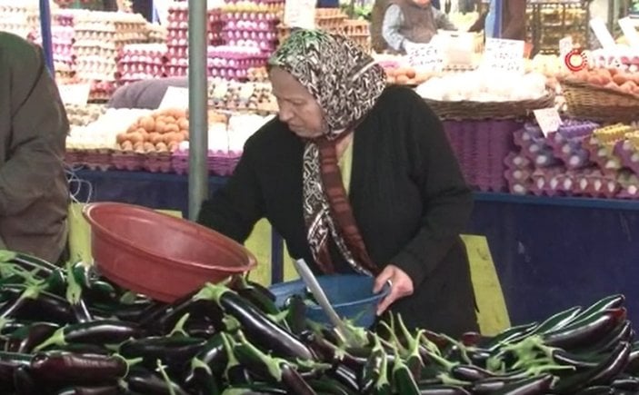 İzmir'deki pazarda kurallara uyan yok