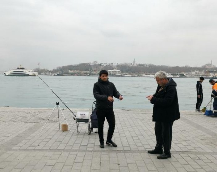 Karaköy sahilinde balık tutma yasağını deldiler