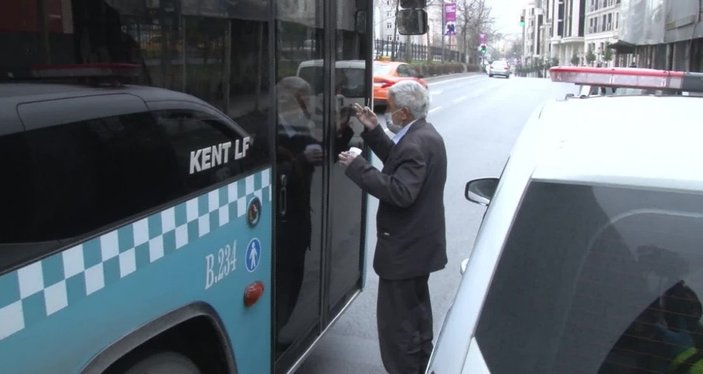İstanbul'da otobüse binemeyen yaşlı adam sinirlendi