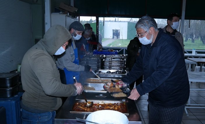 Bursa’da evsizler, virüse karşı korunuyor