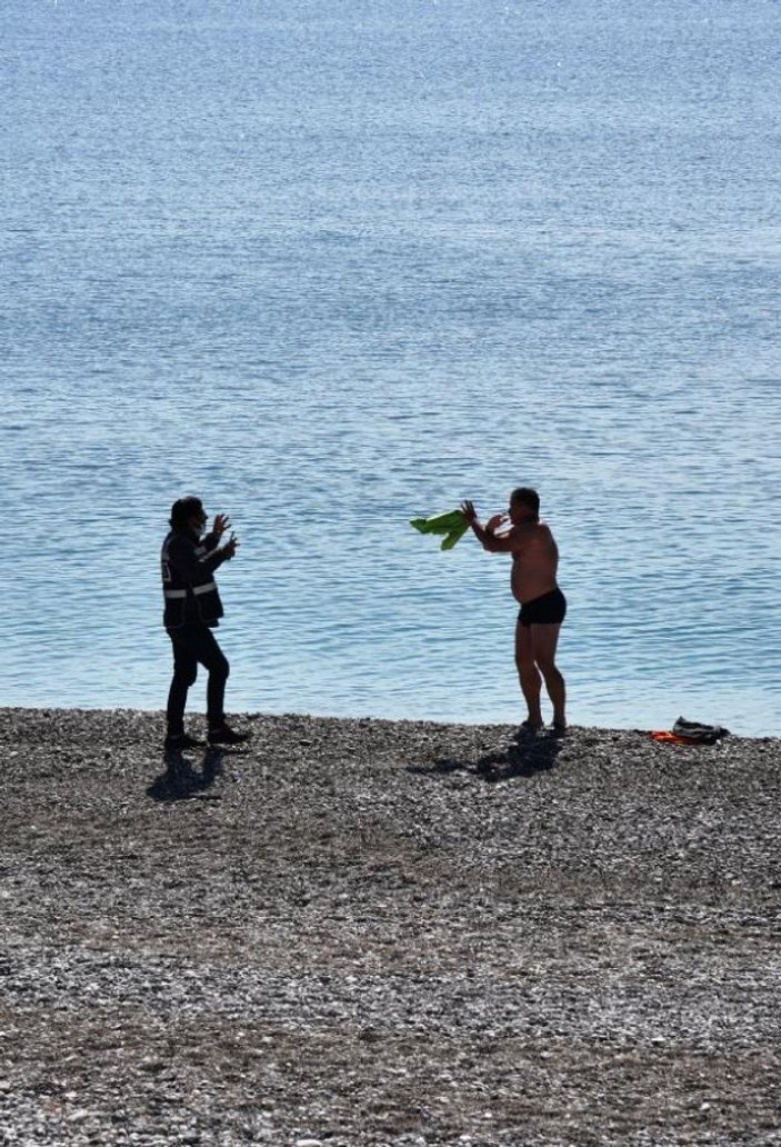 Antalya'da denize giren Rus, oteline gönderildi