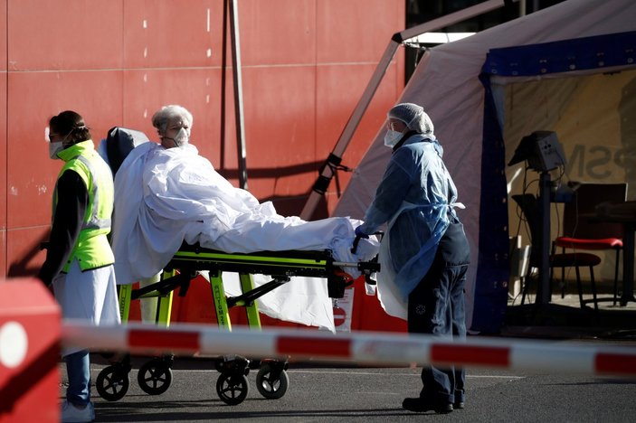 Fransa'da 24 saatte 418 kişi daha hayatını kaybetti