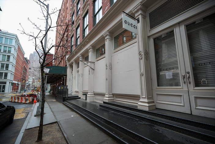 New York'ta vitrinler, yağmaya karşı plakayla kapatıldı