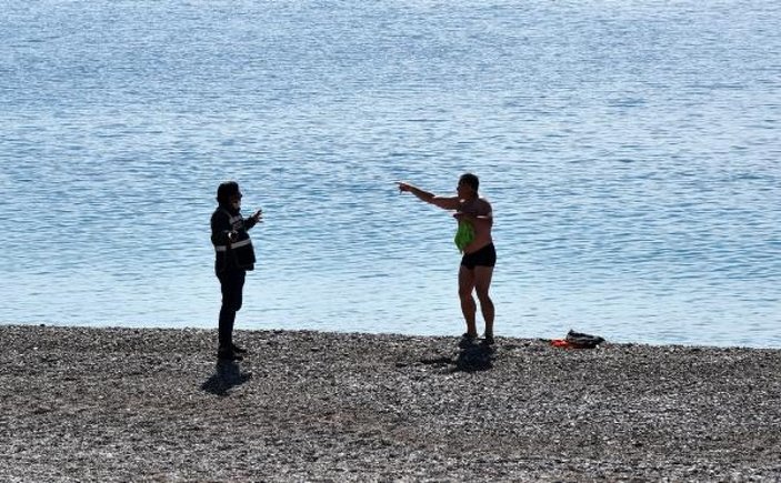 Antalya'da denize giren Rus, oteline gönderildi