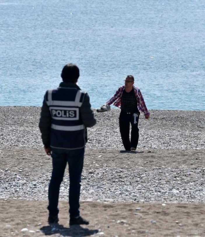 Antalya'da denize giren Rus, oteline gönderildi