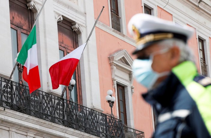İtalya'da ölü sayısı arttıkça AB bayrakları indiriliyor