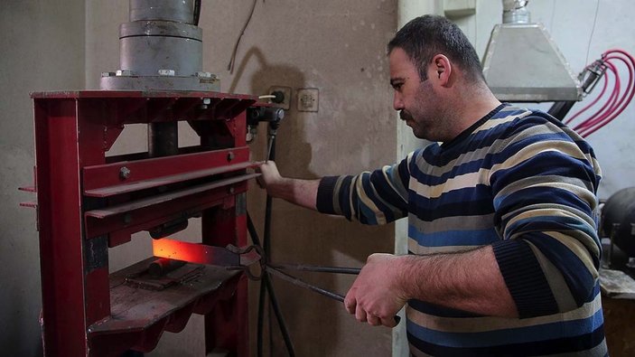 Geleneksel Türk kılıçlarını yeniden üretiyor