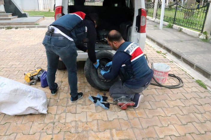 Şanlıurfa'da yedek lastiğe gizlenmiş 18 tabanca bulundu