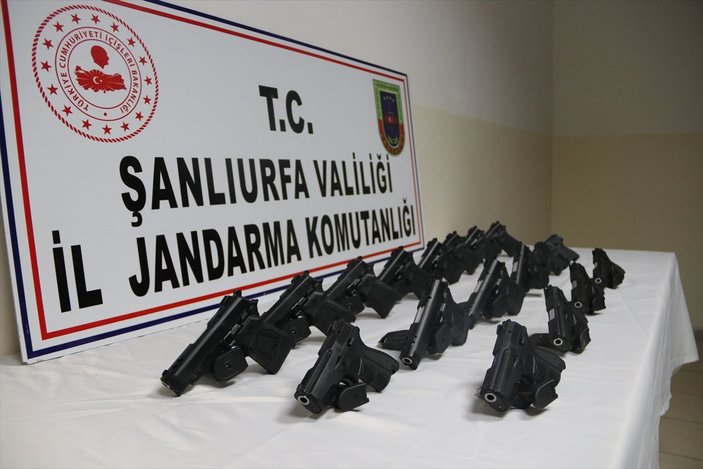 Şanlıurfa'da yedek lastiğe gizlenmiş 18 tabanca bulundu