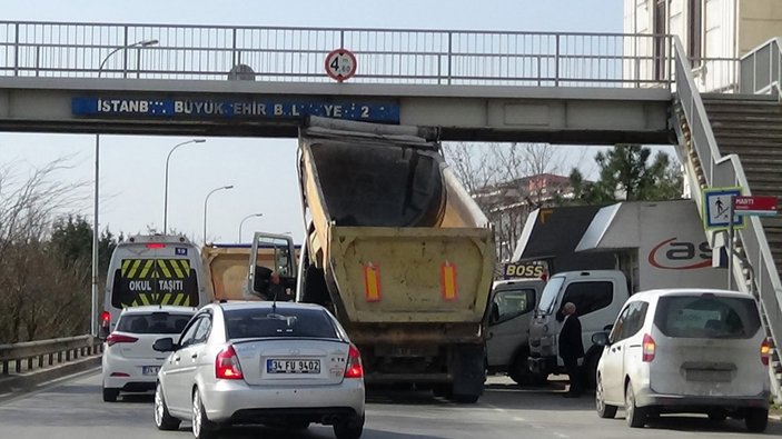 İstanbul'da damperi bozuk olan kamyon üst geçide takıldı