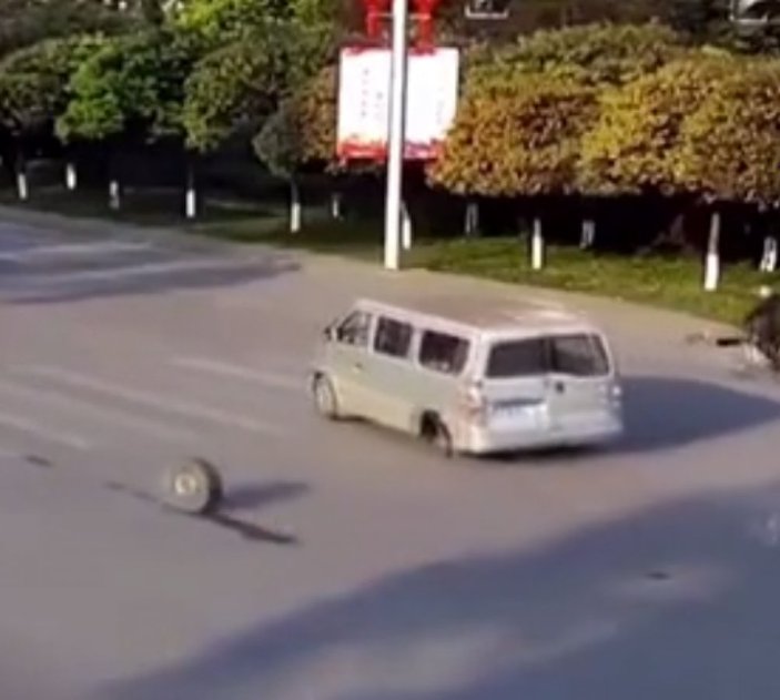 Çin'de, minibüsün kopan lastiği kadına çarptı