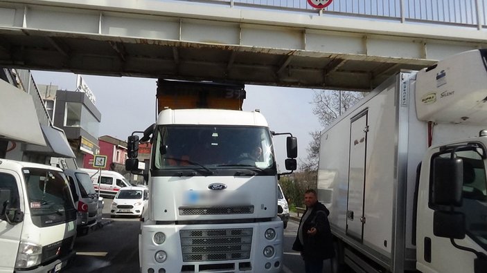 İstanbul'da damperi bozuk olan kamyon üst geçide takıldı