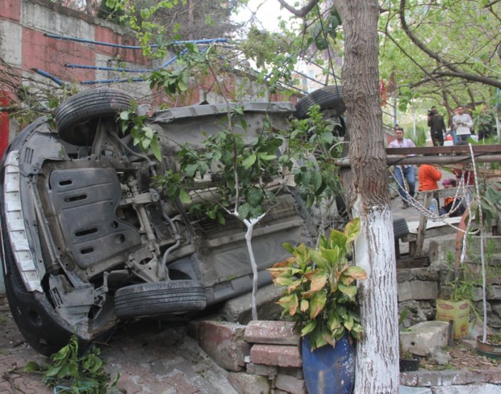 Adana'da otomobil bahçeye düştü