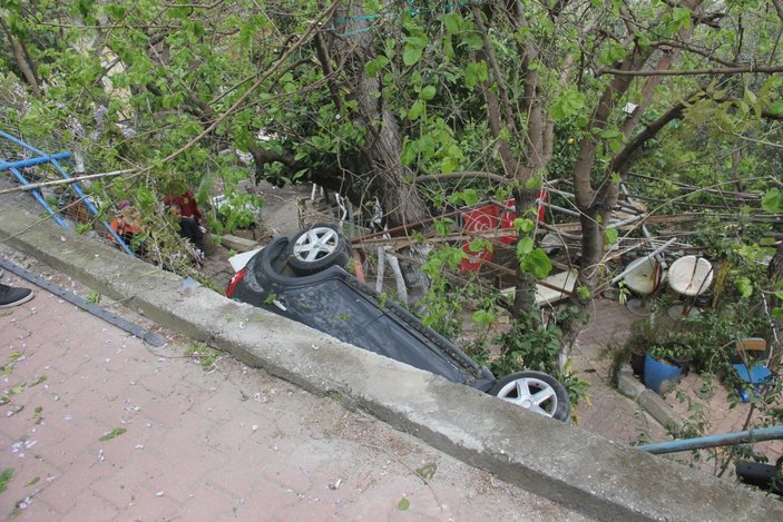 Adana'da otomobil bahçeye düştü