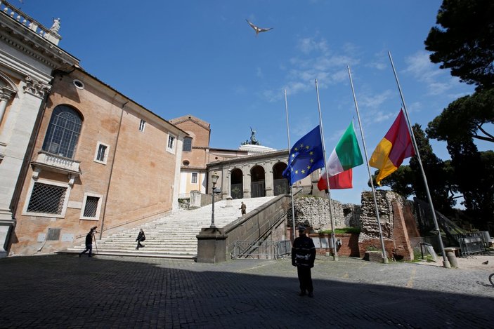 İtalya’da bayraklar yarıya indirildi