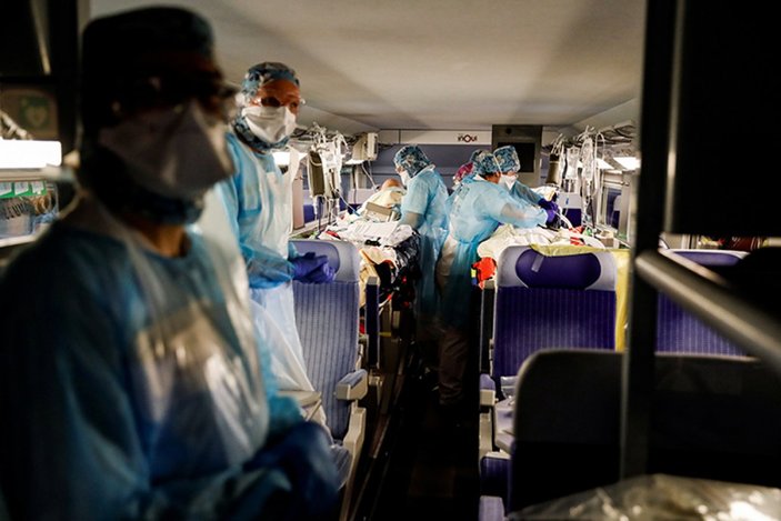Fransa'da koronavirüs hastaları trenle sevk edildi
