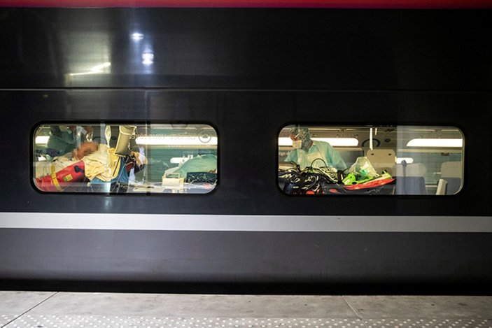 Fransa'da koronavirüs hastaları trenle sevk edildi