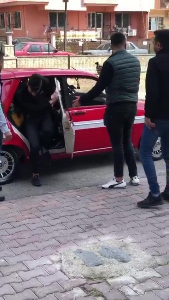 Antalya'da 5 kişilik otomobile 10 kişi bindiler