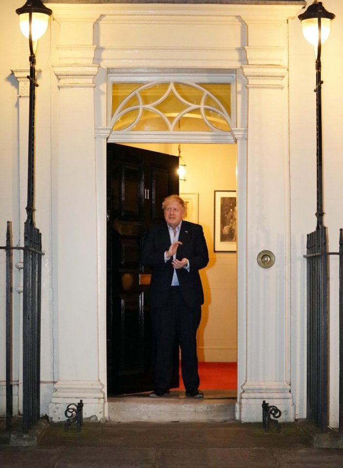 İngiltere Başbakanı kapı önüne çıktı