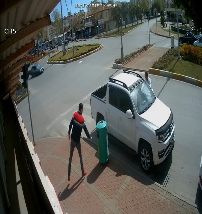 Antalya'da drift yapan ehliyetsiz sürücü, polisi görünce kaçtı