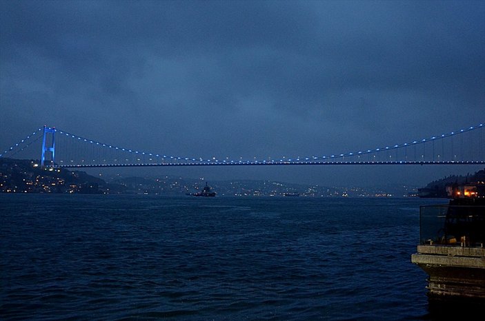 İstanbul otizme dikkat çekmek için maviye büründü