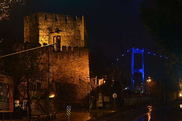 İstanbul otizme dikkat çekmek için maviye büründü